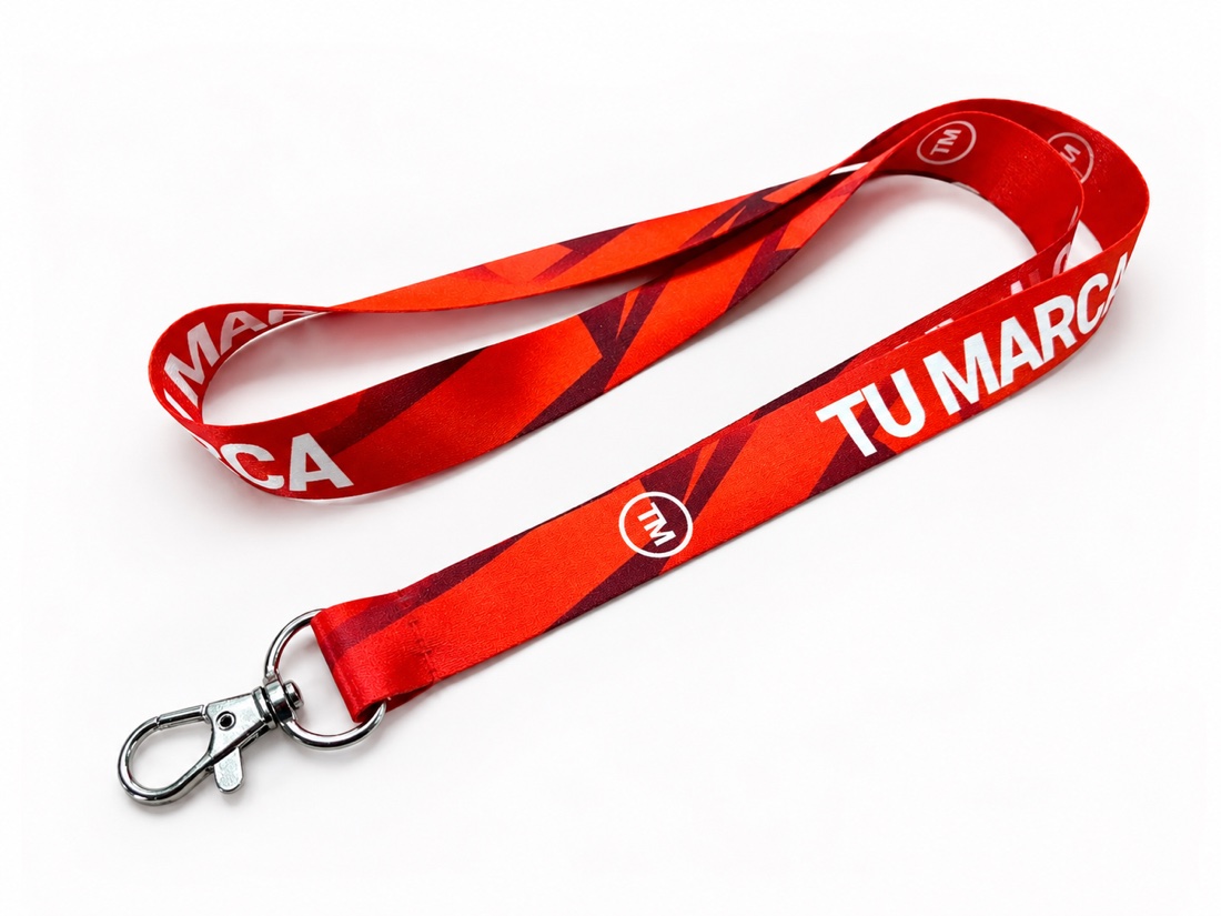 Muestra física de un llavero colgante rojo personalizado